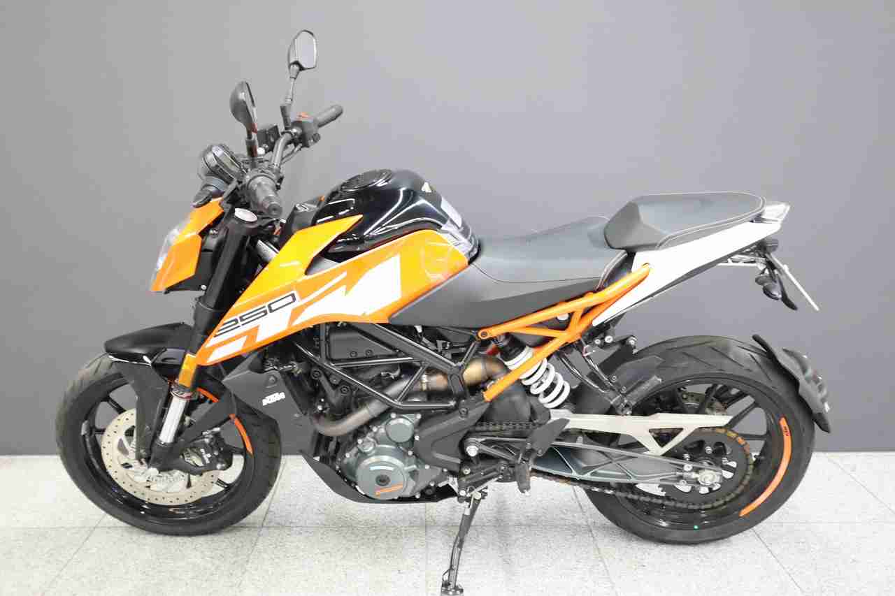 新型 KTM 250 DUKE（2017）ストリート モタード 中古 乗って