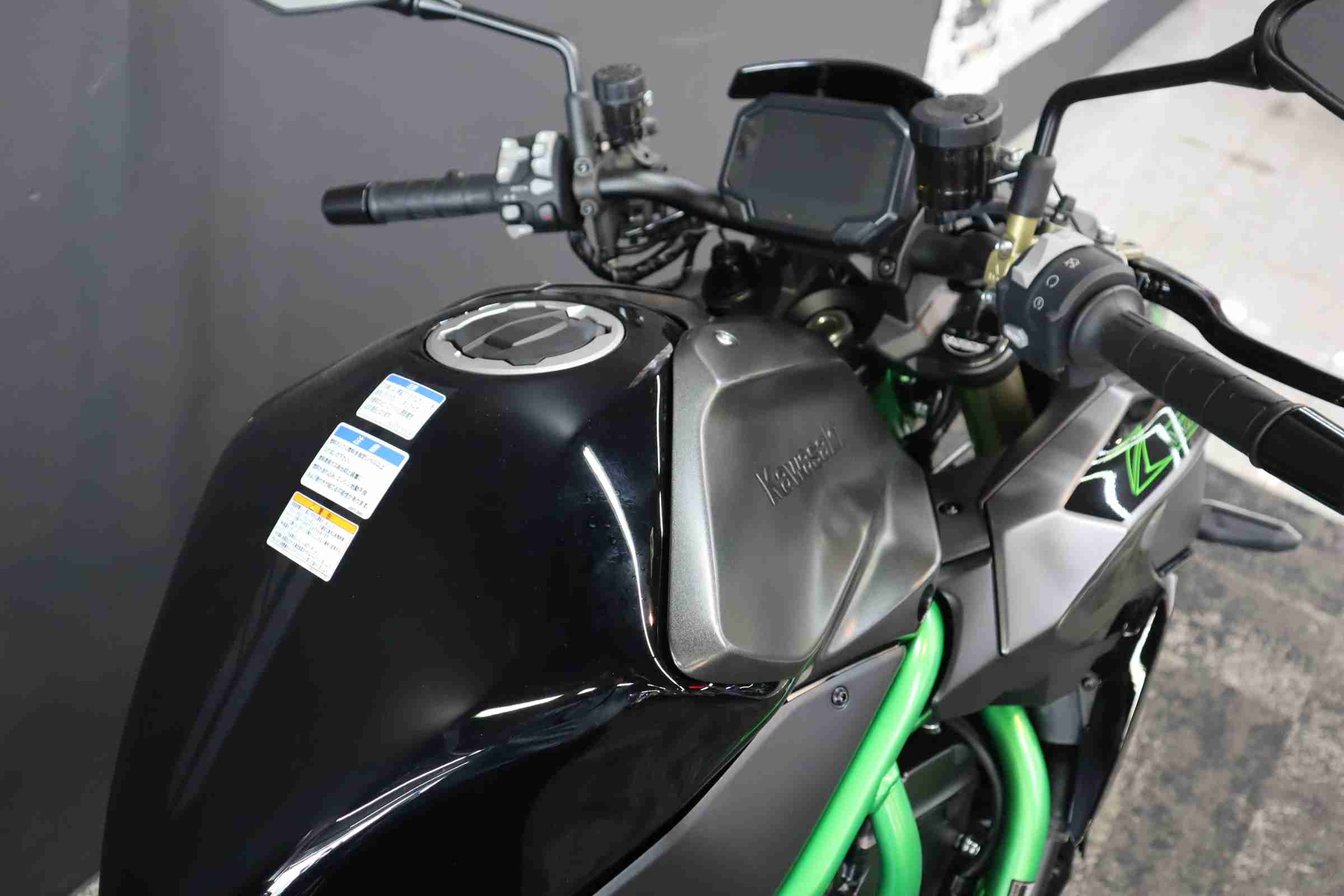 カワサキ ZH2 SE フューエルタンク