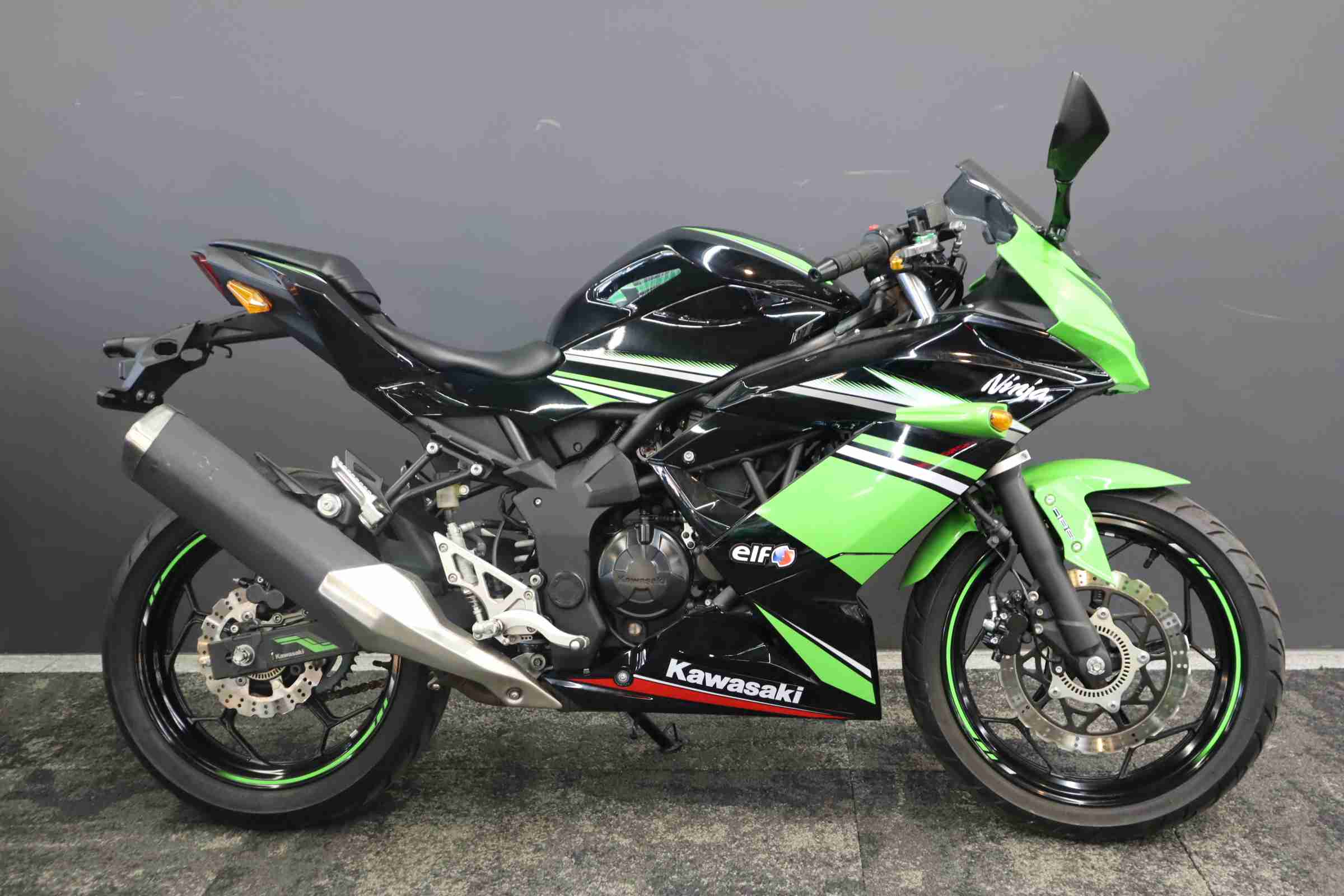 カワサキZXR250(1991)参考動画：Ninja250になって欲しかったバイク - YouTube